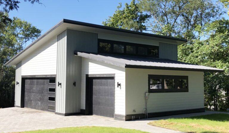 Modern garage with double slopes - Custom building by Custom Garages of Virginia